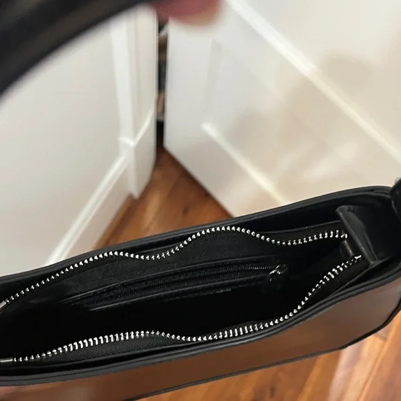 Chic Black Shoulder Bag - Picture 2 of 2